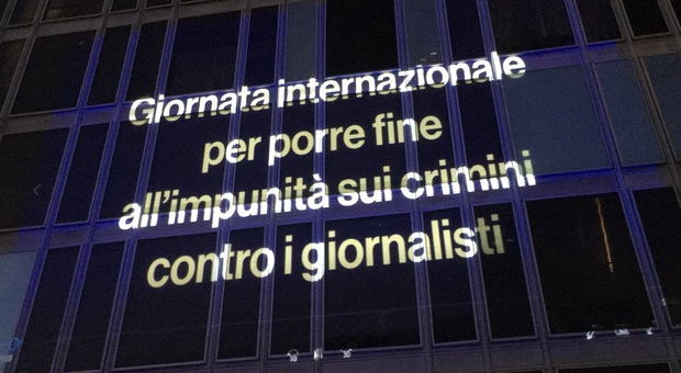 Roma, il Palazzo della Rai s'illumina con i nomi dei giornalisti uccisi