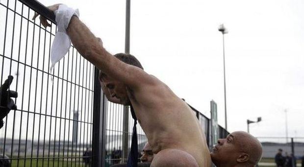 Air France, rivolta contro i licenziamenti: manager in fuga a torso nudo