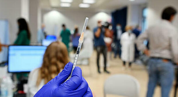 Braccio in silicone per il vaccino, chi è il no-vax che ha tentato la 'furbata'