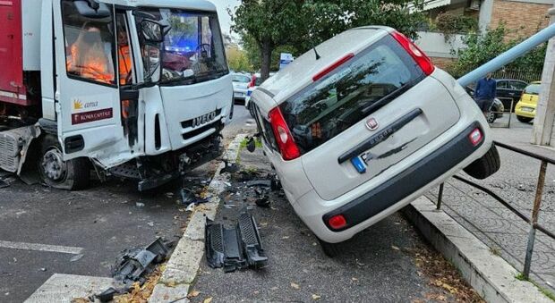 Roma, il camion dell'Ama si schianta contro le auto in sosta per evitare un'auto: le macchine "volano" sui pali della luce