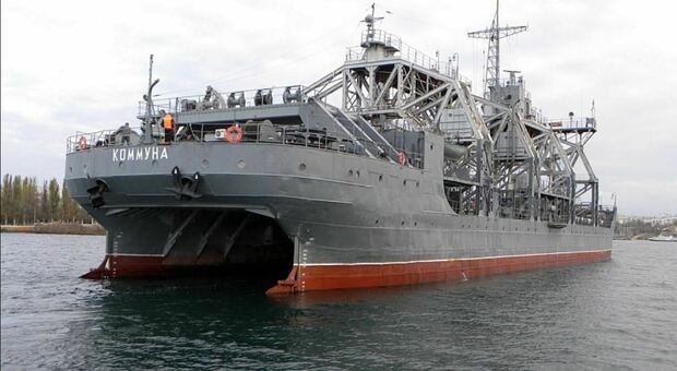 Nave russa a Sebastopoli attaccata dall'Ucraina, Kiev: «L'abbiamo affondata. Esplosioni a bordo»