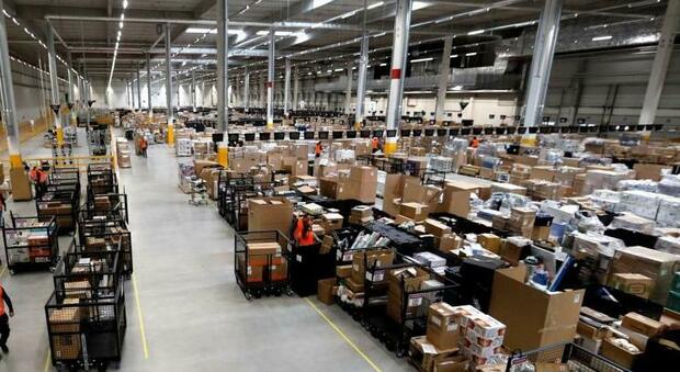 Amazon premia i dipendenti: «Gratifica natalizia di 500 milioni di dollari per l'emergenza Covid»