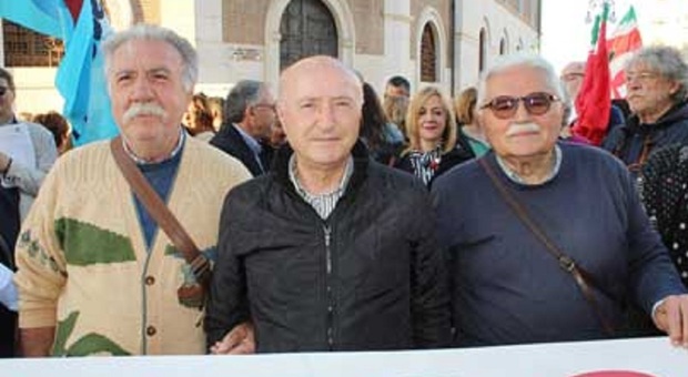 Giuseppe Iodice (Spi Cgil) con altri attivisti del sindacato