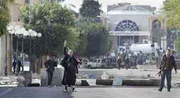 Un uomo esulta davanti alle barricate a Zawiya (foto Ben Curtis - Ap)