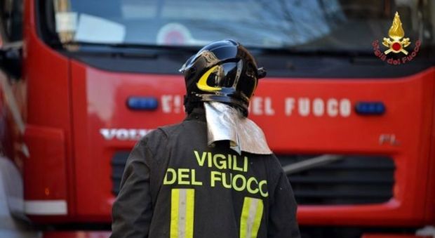 Roma, roulotte a fuoco a Fiumicino: salvata una donna