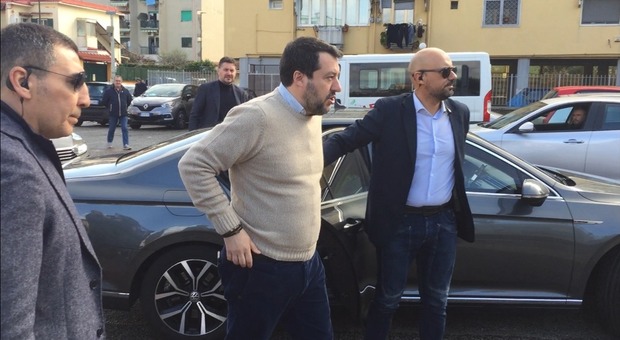 Salvini a Napoli, blitz al centro per i disabili a Fuorigrotta: «Il gestore minacciato fisicamente per la mia visita»