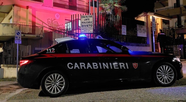 Auto dei carabinieri in sosta al di fuori di un'abitazione