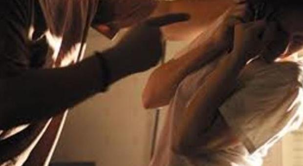 Osimo, stringe le mani al collo della ex davanti a tre figli: condannato