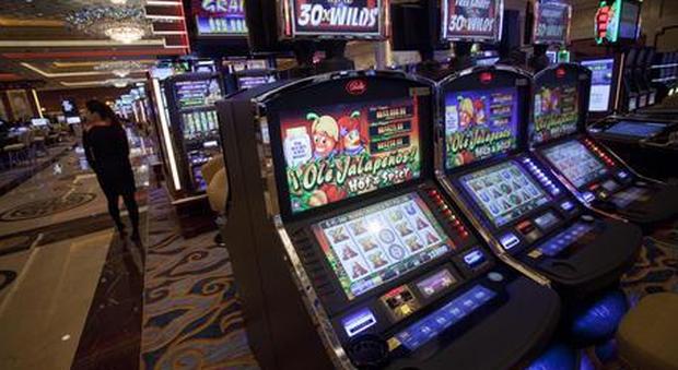 Perde lo stipendio alla slot machine e la distrugge: arrestato 26enne