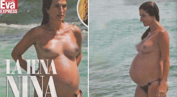 Topless col pancione, la sexy Iena senza veli in spiaggia prima del parto