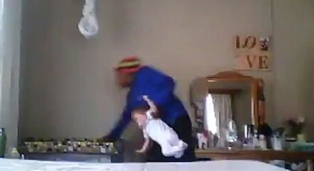 Tata picchia e strattona la bimba di 9 mesi, le immagini choc riprese dalla telecamera in casa
