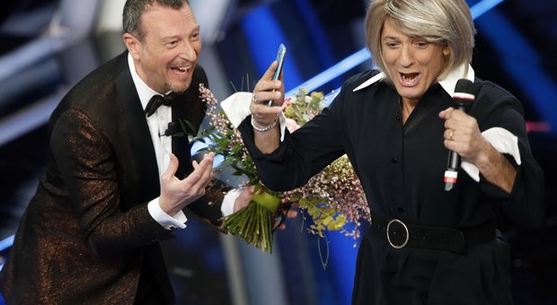 immagine Fiorello-Maria De Filippi travolge l'Ariston: «Non è stato facile trovare un 45, ringrazio Fincantieri»