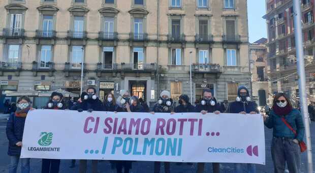 Legambiente scende in piazza a Napoli: «Ci siamo rotti i polmoni»