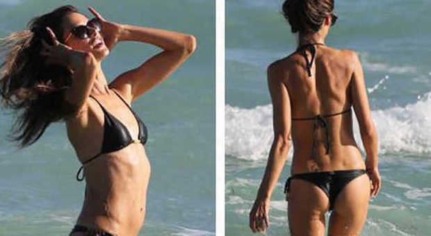 Alessandra Ambrosio hot a Miami: show sexy in spiaggia FOTO