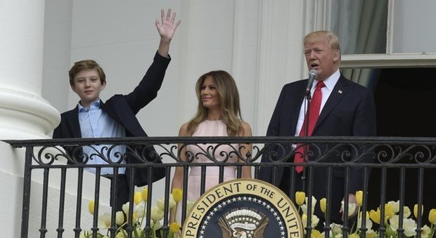 Trump, Barron alla Casa Bianca con i compagni di scuola. Incontro con il papà-presidente e la first lady