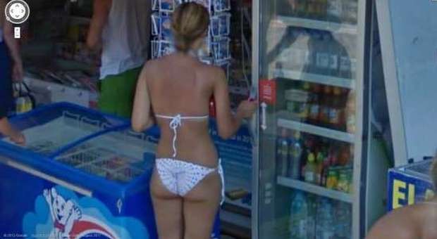 Prendono il sole in bikini in centro storico, multa di 200 euro a due turiste