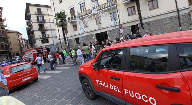 Avellino choc, esplosione in piazza davanti al vescovado: tre feriti