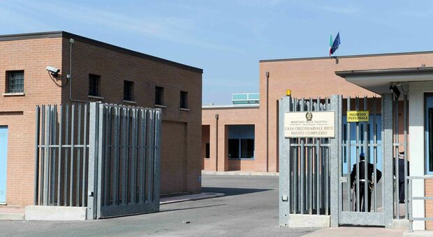Ascolta musica a tutto volume in carcere a Rieti, protesta Sappe: «Necessario avvicendare comandante e direttore»