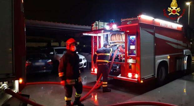 Incendio in officina a Civitanova, crolla parte della copertura: danneggiate le auto in riparazione