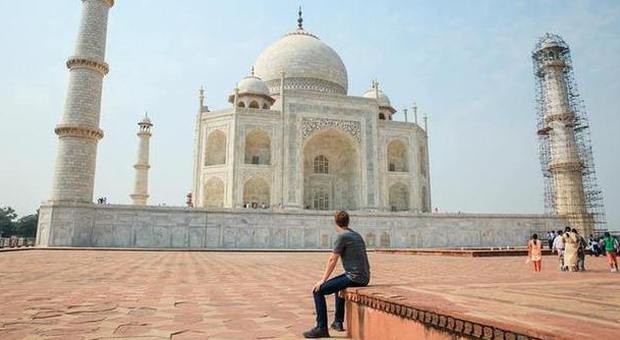Facebook, Mark Zuckerberg visita il Taj Mahal: «Incredibile»
