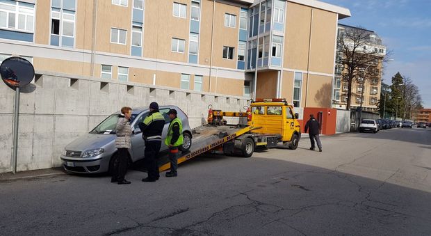 La rimozione di una Fiat Punto parcheggiata in divieto: ma il parcheggio è troppo piccolo