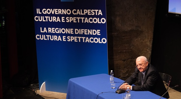 Fondi cultura bloccati, De Luca alza lo scontro: «Governo Meloni-Badoglio insulta il Sud»