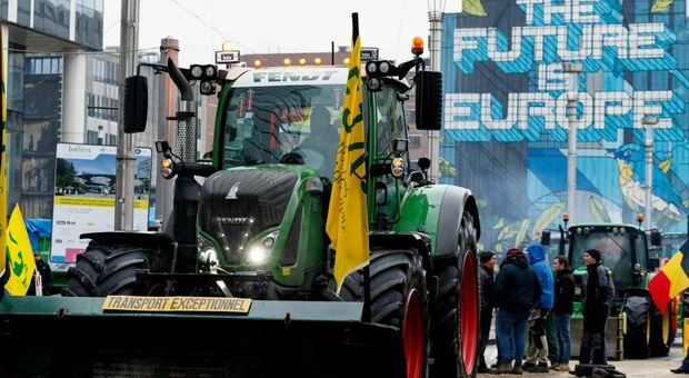 Agricoltura, i trattori tornano nei campi: dalla Ue meno burocrazia e paletti green