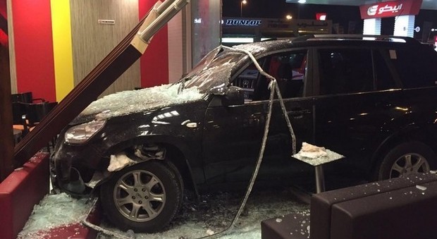 Emirati Arabi, finisce con il suv dentro un McDonald's: due morti e cinque feriti