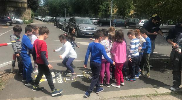 Garbatella, la strada torna ai bambini: campana e altri giochi davanti alle scuole