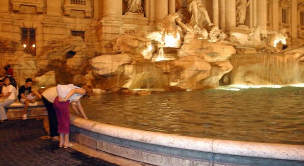 Roma, ladro di monetine a Fontana di Trevi: fermato 60enne italiano, ecco come agiva