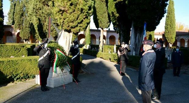 I carabinieri depongono una corona al monumento dei colleghi caduti
