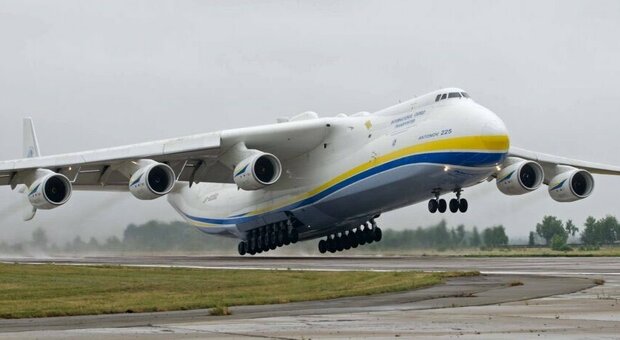La Russia ha distrutto ha distrutto l'Antonov Mryia, l'aereo più grande del mondo che apparteneva all'Ucraina