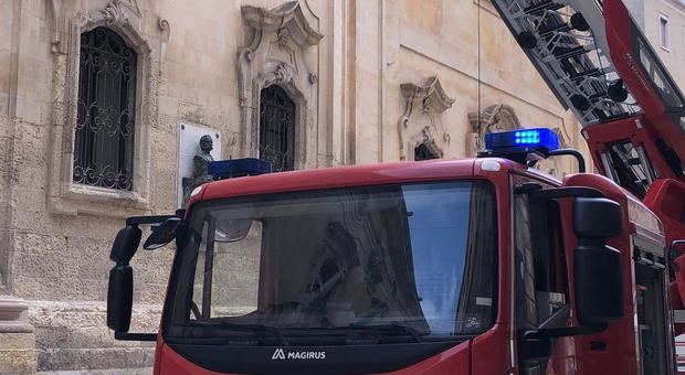 Palazzo Carafa perde pezzi: intervengono i pompieri per la caduta di calcinacci