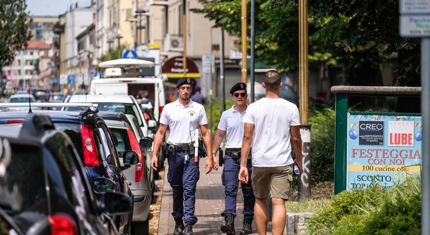 Una pattuglia della polizia locale in via Piave a Mestre