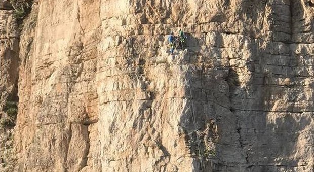 Due rocciatori restano appesi sulla parete della Grotta del Turco a Gaeta: salvati
