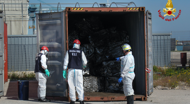 Materiale radioattivo in un container del porto di Ancona: task force per isolarlo e scongiurare la contaminazione