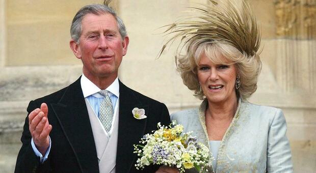 Re Carlo e Camilla, come si sono conosciuti? L'amore lungo 53 anni tra scandali e accuse: la loro storia, il mistero del figlio segreto e il matrimonio