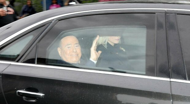 Berlusconi dimesso dal San Raffaele dopo 45 giorni: «Finalmente a casa, dopo il buio ho vinto ancora»
