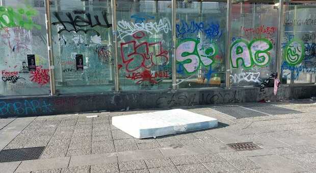 Il materasso abbandonato vicino l'ingresso della metropolitana di piazza Dante