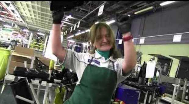 Una dipendente Fiat nel video del 2014 sugli operai che ballavano in fabbrica