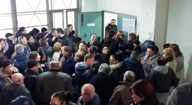Al via il sorteggio per le case popolari, folla negli uffici del Comune di Napoli: polizia in assetto anti-sommossa