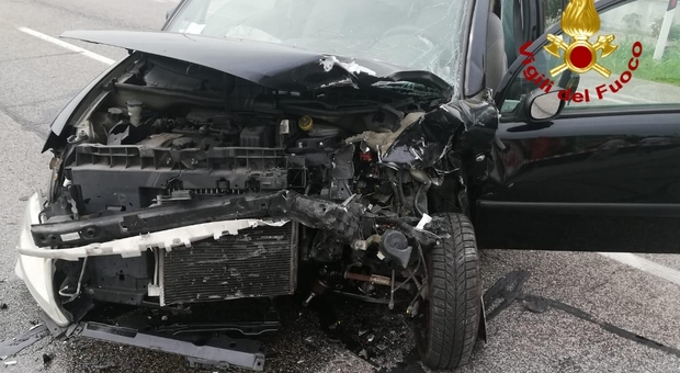 Scontro sulla regionale, le auto distrutte: feriti entrambi i conducenti