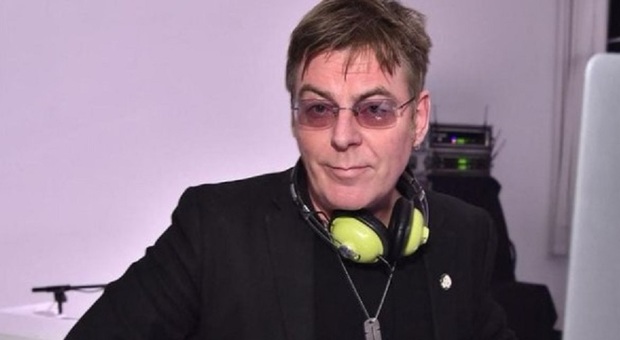 Andy Rourke, morto il bassista degli Smiths: aveva 59 anni e lottava contro un tumore al pancreas