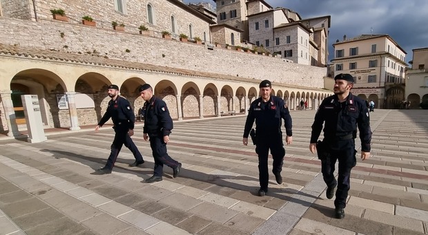 I carabineri durante un controllo vicino alle basiliche di Assisi