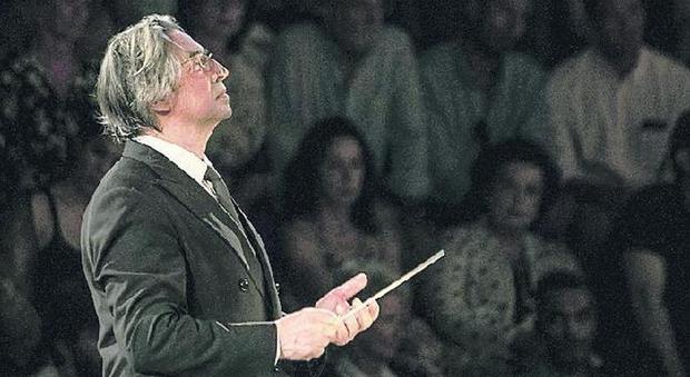 Riccardo Muti ai piedi del Partenone: «Con la cultura si salvano i giovani e la democrazia»