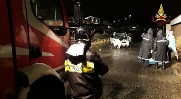 Roma: incidente choc nella notte su via Tuscolana, morto ventenne. Si è schiantato con la smart contro un muro