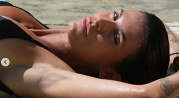 Elisabetta Canalis, le foto sexy in spiaggia. Fan sarcastici: «Altra giornata stressante?»