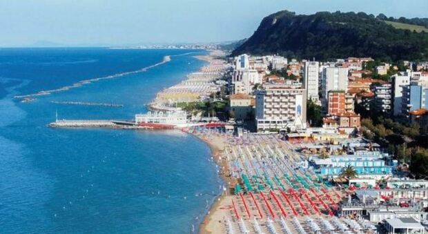 Pesaro si ribella alla fine dell'estate, il sindaco Ricci proroga la stagione balneare al primo ottobre.