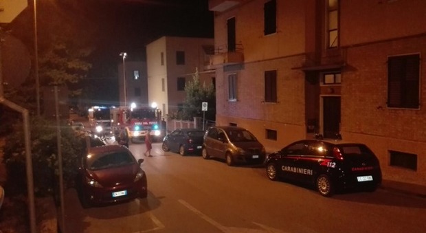 Loreto, dà fuoco a due auto in sosta Pericolo esplosione nella notte