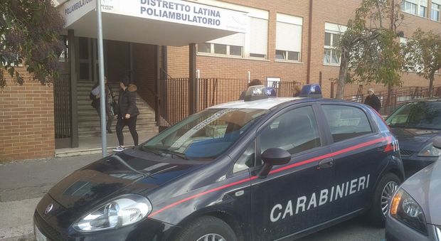 I carabinieri a piazza Celli dopo il furto alla Asl